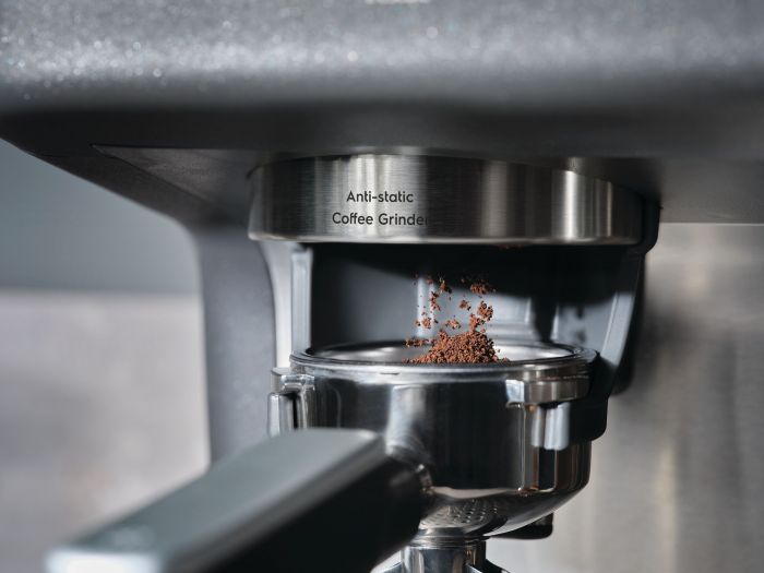 Кавоварка Electrolux ріжкова, 3л, зерно+мелена, ручний капуч, кавомолка, підігрів чашок, подача гар. води, чорний