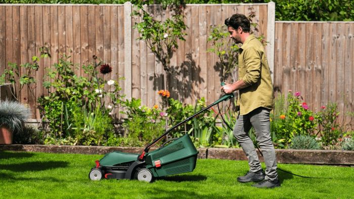 Газонокосарка мережева Bosch UniversalRotak 34-405 1300Вт 34см 40л 27-50мм 11кг