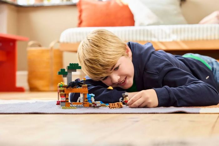 Конструктор LEGO Minecraft Шахтна експедиція «Броненосець»