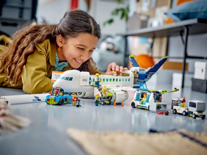 Конструктор LEGO City Пасажирський літак
