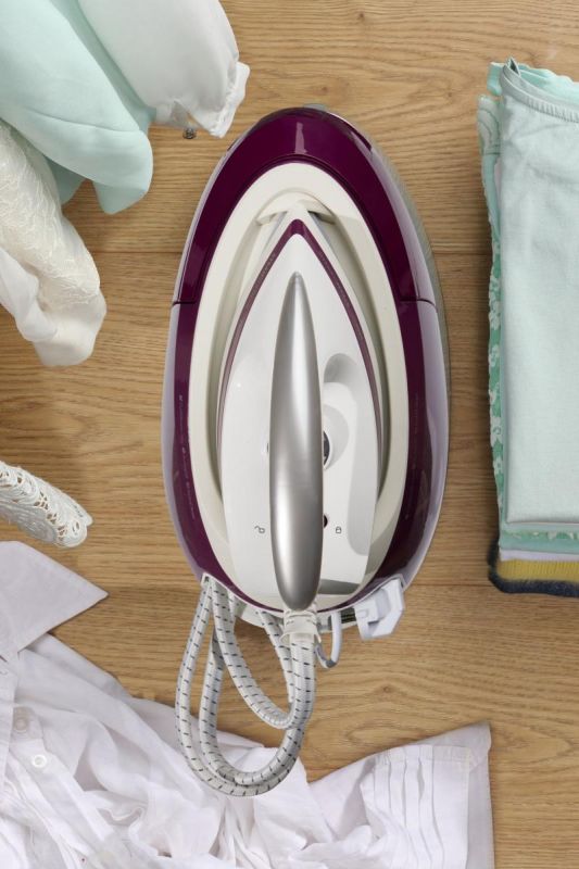 Праска-парогенератор Gorenje, 2800Вт, 1700мл, паровий удар -140гр, мех.упр., керам. підошва, бордовий