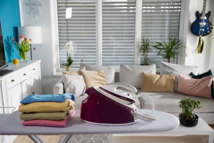Праска-парогенератор Gorenje, 2800Вт, 1700мл, паровий удар -140гр, мех.упр., керам. підошва, бордовий