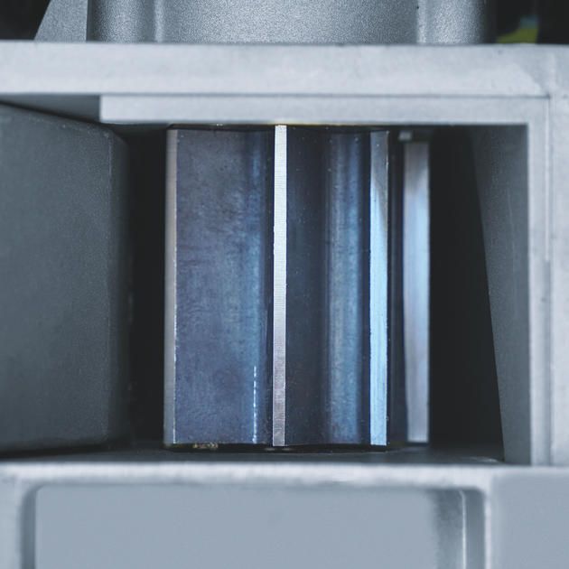 Подрібнювач садовий Bosch AXT22D 2200Вт 40 об/хв 38мм 53 л. 31.3кг ріжуча система Turbine-Cut низькошумний