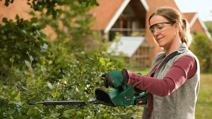 Кущоріз акумуляторний Bosch EasyHedgeCut 18V-52-13 18В лезо 52см крок різу 15мм 3.28кг без АКБ та ЗП