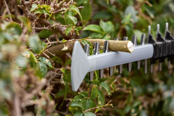 Кущоріз акумуляторний Bosch GHE 18V-60 18В 60мм крок різу 23мм 2.3кг без АКБ та ЗП