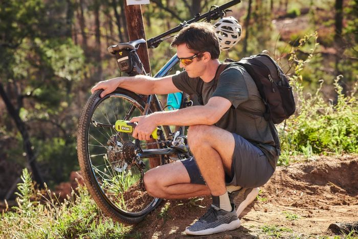 Насос велосипедний акумуляторний Ryobi USB Lithium RI4-0 4В 6.9бар дисплей підсвічування 0.5кг без АКБ та ЗП