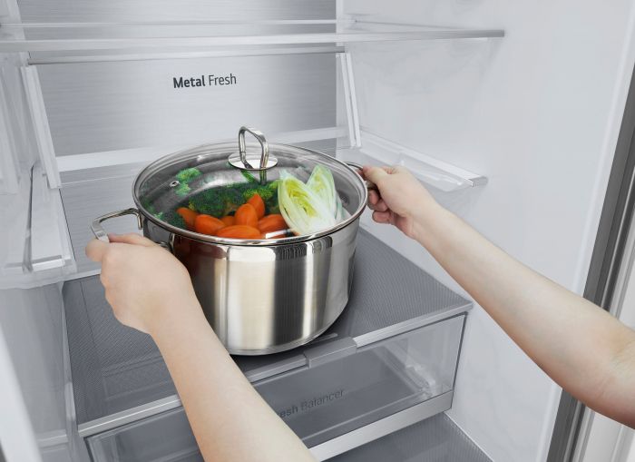 Холодильник LG з нижн. мороз., 203x60х68, холод.відд.-277л, мороз.відд.-107л, 2дв., А++, NF, інв., диспл зовн., Fresh Сonverter, Metal Fresh, сріблястий