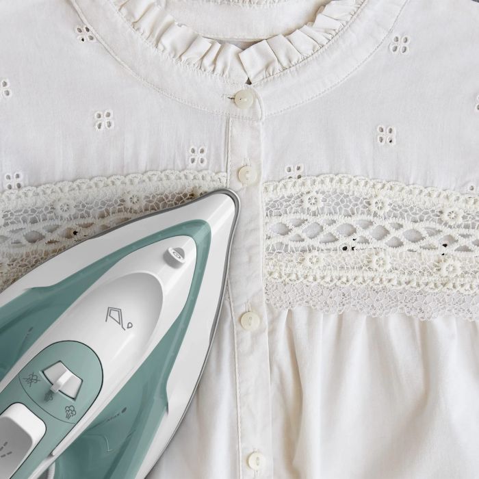 Праска Tefal Virtuo 30, 2000Вт, 240мл, паровий удар -120гр, постійна пара - 27гр, керам. підошва, біло-зелений