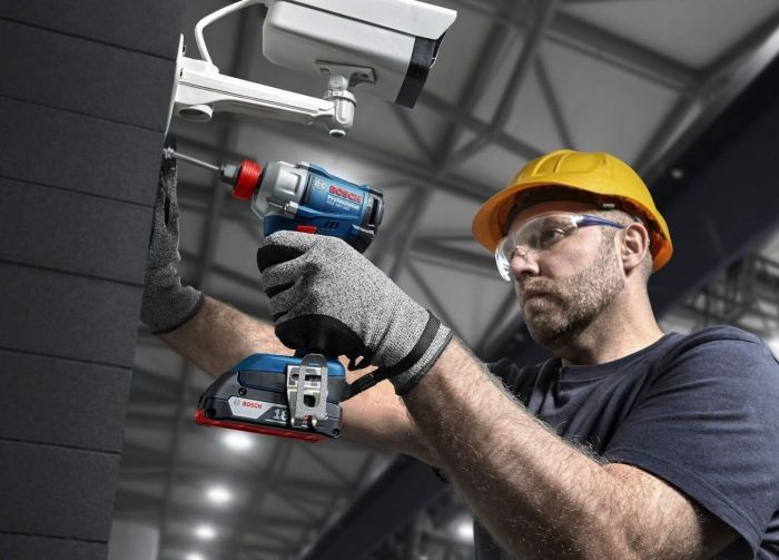 Гвинтоверт ударний акумуляторний Bosch GDR 18V-215 18В АКБ 2х2А·год 3800об·хв 215Нм M6-M16 ЗП GAL18V-20 кейс 1кг