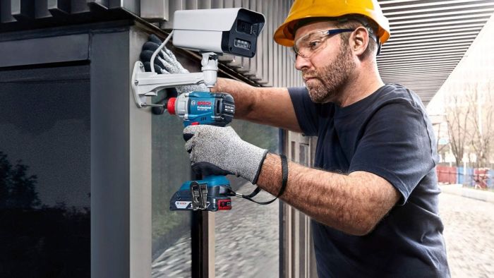 Гвинтоверт ударний акумуляторний Bosch GDR 18V-215 18В АКБ 2х2А·год 3800об·хв 215Нм M6-M16 ЗП GAL18V-20 кейс 1кг