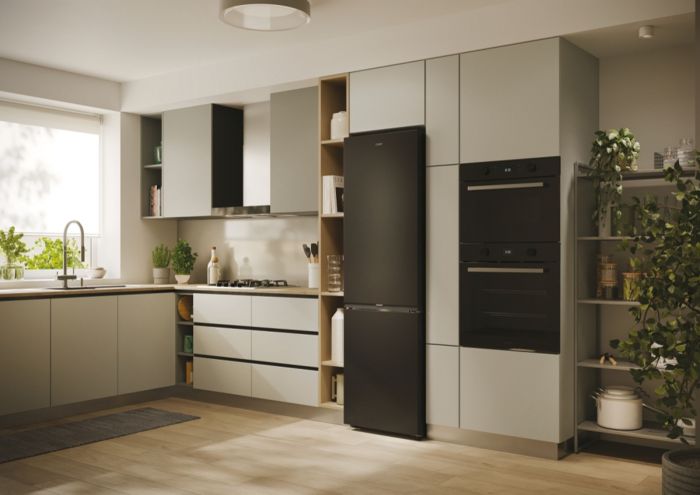 Холодильник Candy з нижн. мороз., 182.5x54.5х60, холод.відд.-197л, мороз.відд.-82л, 2дв., А+, NF, чорний