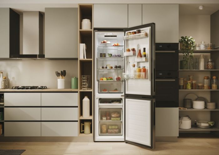 Холодильник Candy з нижн. мороз., 182.5x54.5х60, холод.відд.-197л, мороз.відд.-82л, 2дв., А+, NF, нерж