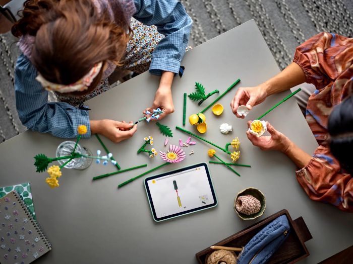 Конструктор LEGO Botanicals Мініатюрний сонячний букет