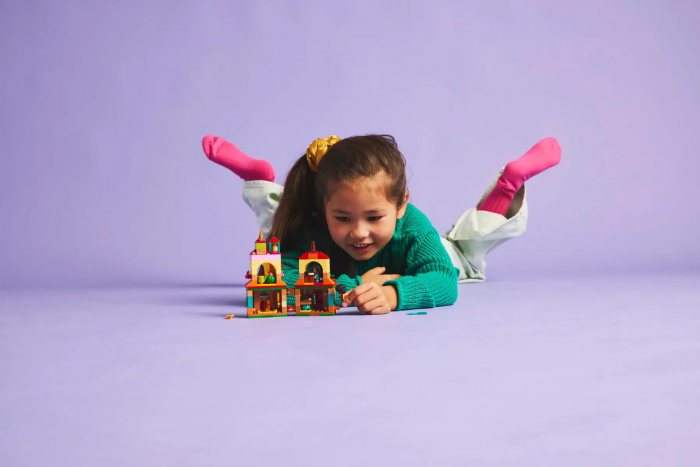 Конструктор LEGO Disney Classic Мінібудинок Енканто