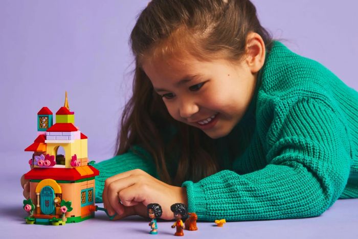 Конструктор LEGO Disney Classic Мінібудинок Енканто