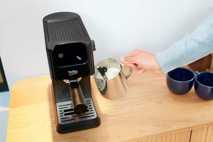 Кавоварка Beko ріжкова 1.1л, мелена, ручний капучинатор, підігрів чашок, авторецептів - 2, дисплей, чорний