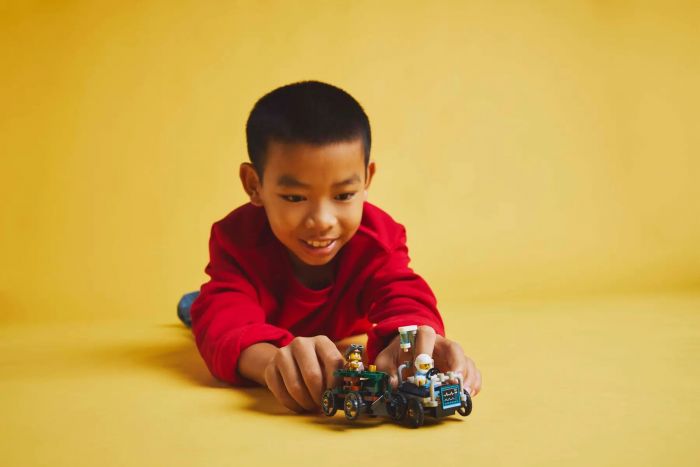 Конструктор LEGO City «Літак проти лікарняного ліжка» Набір для перегонів