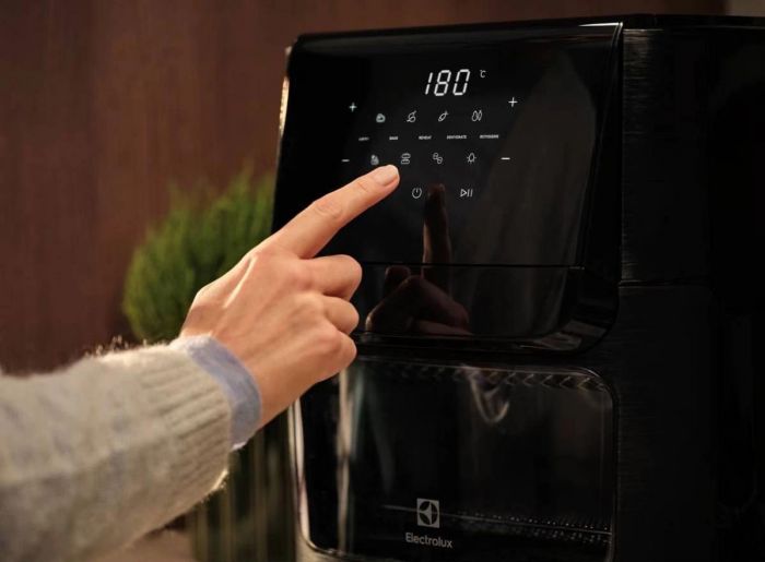 Мультипіч Electrolux 1800Вт, чаша-12л, сенсорне керування, 12 авто. програм, віконце, пластик, чорний