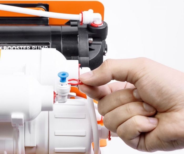 Фільтр зворотного осмосу Ecosoft Absolute з мінералізатором та помпою на станині, мембрана 75gpd DuPont, дренаж 1:1