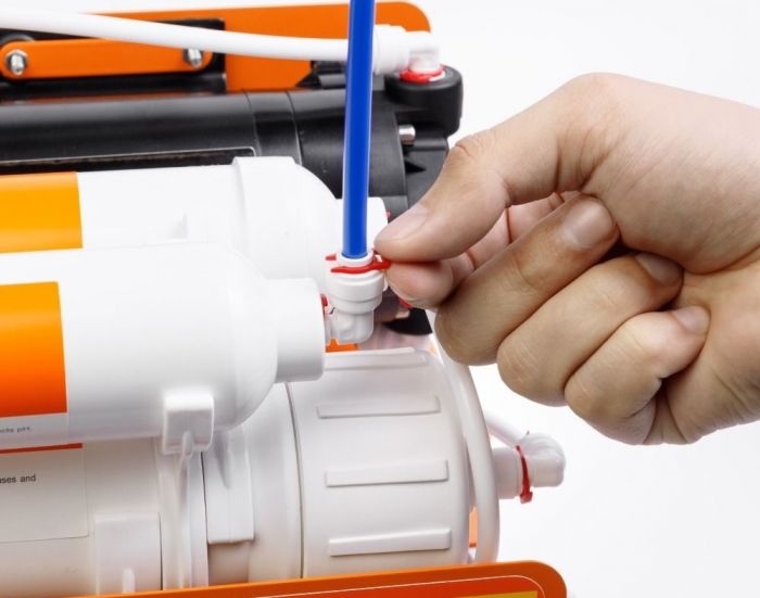 Фільтр зворотного осмосу Ecosoft Absolute з мінералізатором та помпою на станині, мембрана 75gpd DuPont, дренаж 1:1