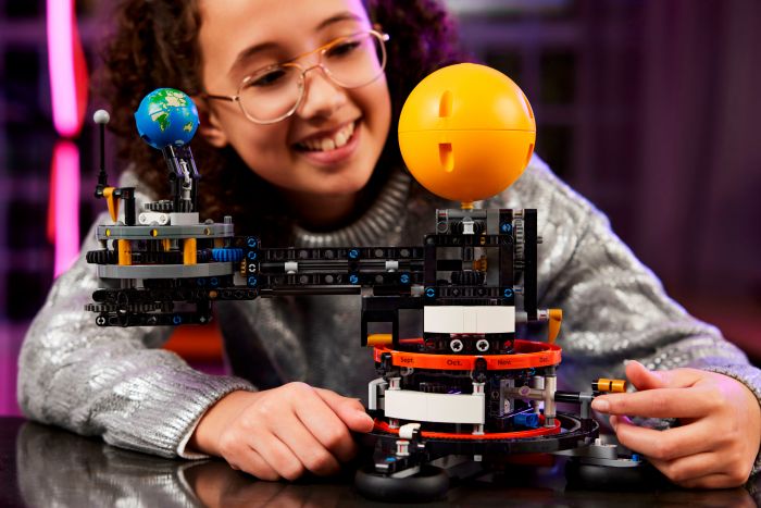 Конструктор LEGO Technic Земля та Місяць на орбіті