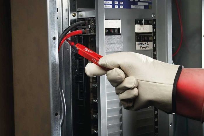 Детектор змінного струму Milwaukee 2200-40, кат. 4 50-100В, ААх2шт, 0.4кг