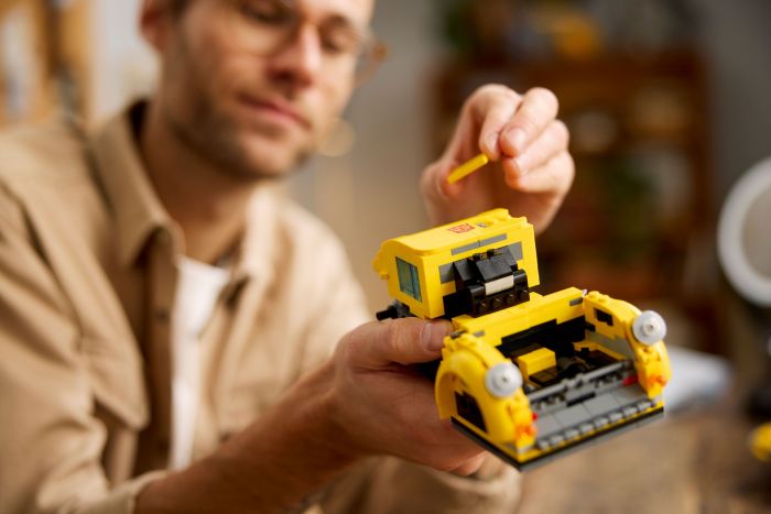 Конструктор LEGO Icons Трансформери. Бамблбі