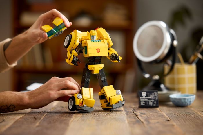 Конструктор LEGO Icons Трансформери. Бамблбі