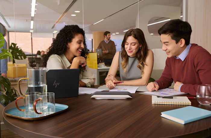 Спікерфон Poly Sync 40+ -M з адаптером BT700A, 3 x Bi-Mic, радіус 2,5 м, USB-A, USB-C, Bluetooth, сірий