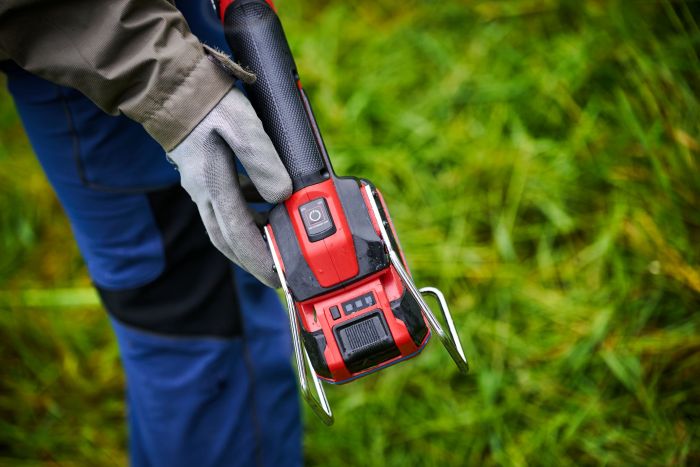 Секатор телескопічний акумуляторний Einhell GP-LS 18/28 Li T BL - Solo, PXC, 18В, безщітковий, товщ. 28/14 мм, сталь SK5, телескоп. ручка, 0.82 кг (без АКБ і ЗП)