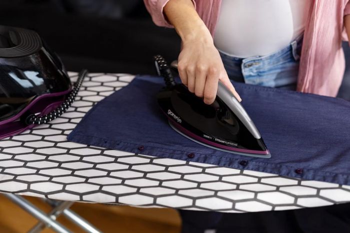 Праска-парогенератор Gorenje, 3000Вт, 1500мл, паровий удар -160гр, дисплей, керам. підошва, чорний