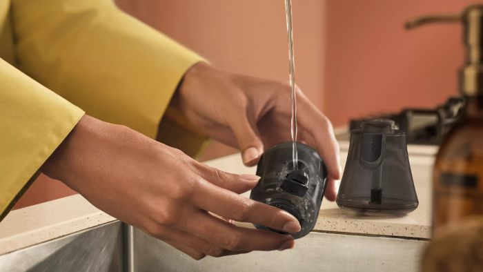 Відпарювач Philips компактний Series 7000, 1500Вт, 100 и 200мл, паровий удар -28гр, рукавичка, чохол, нерж. сталь, білий