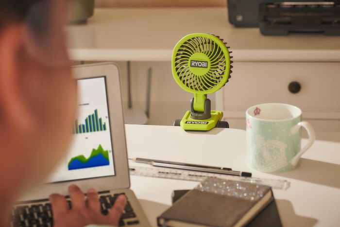 Вентилятор акумуляторний кліпса Ryobi USB Lithium RCF4-120G 4В акб 1х2А·год 3800об·хв обертання 325° поворот 180° 2 швидкості 0.29кг