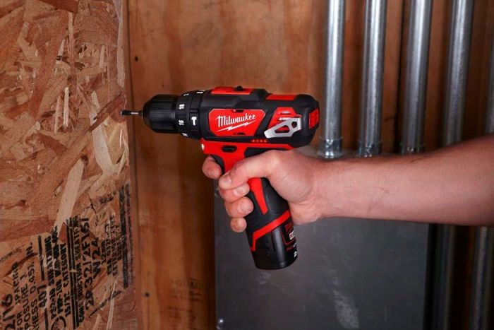 Шурупокрут-дриль акумуляторний Milwaukee M12 BPD-202C 12В 2х2А·год 30Нм 0·1500об·хв ЗП C12C жилет кейс 1.2кг