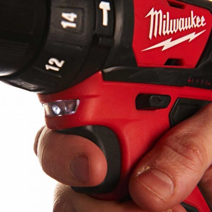 Шурупокрут-дриль акумуляторний Milwaukee M12 BPD-202C 12В 2х2А·год 30Нм 0·1500об·хв ЗП C12C жилет кейс 1.2кг