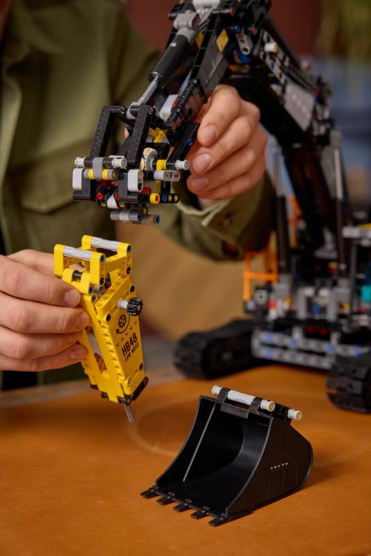 Конструктор LEGO Technic Екскаватор Volvo EC500 Hybrid