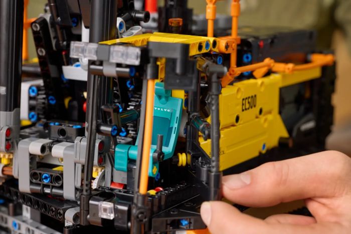 Конструктор LEGO Technic Екскаватор Volvo EC500 Hybrid