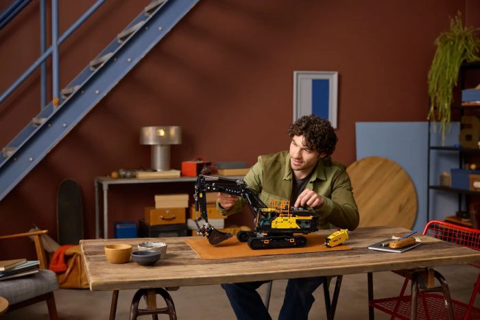 Конструктор LEGO Technic Екскаватор Volvo EC500 Hybrid