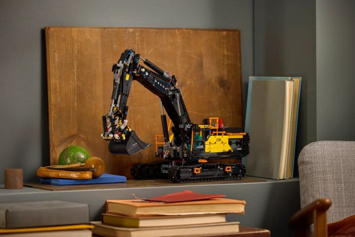 Конструктор LEGO Technic Екскаватор Volvo EC500 Hybrid