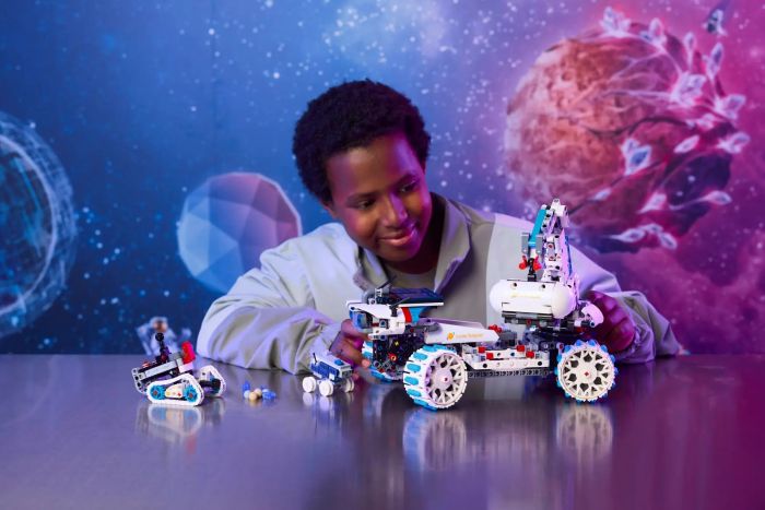 Конструктор LEGO Technic Місяцехід Lunar Outpost. Космічний корабель