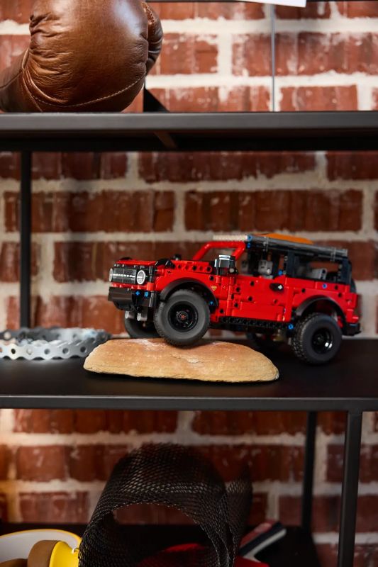 Конструктор LEGO Technic Позашляховик Ford Bronco