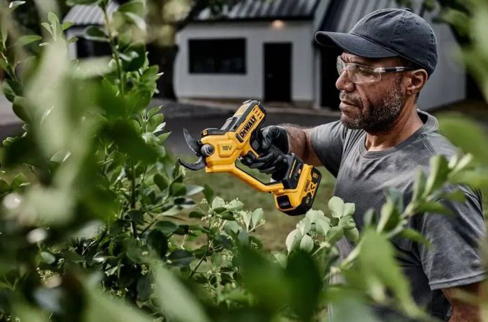 Секатор акумуляторний DeWalt 18В XR d різу 32мм 1.37кг без АКБ і ЗП