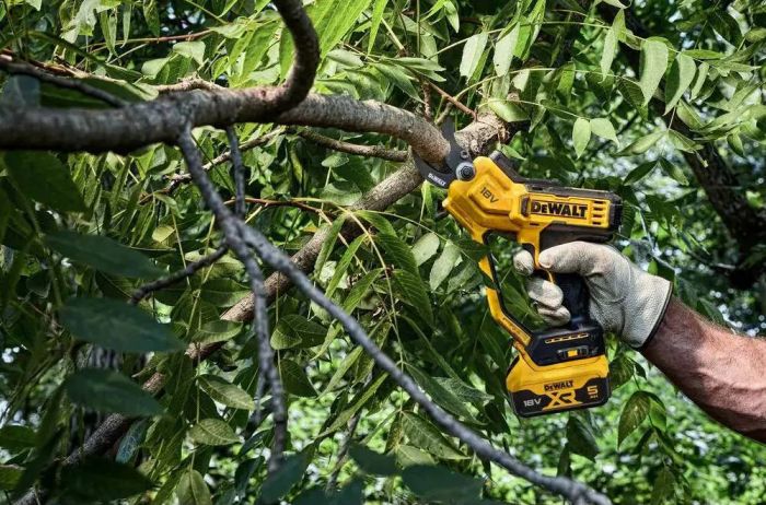 Секатор акумуляторний DeWalt 18В XR d різу 32мм 1.37кг без АКБ і ЗП