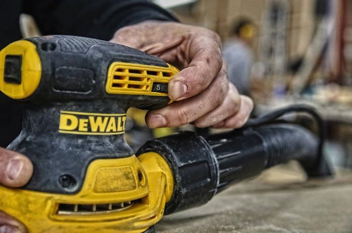 Шліфмашина ексцентрикова DeWalt 280Вт 8000-12000об·хв 125мм амплітуда 2.6мм 1.28кг