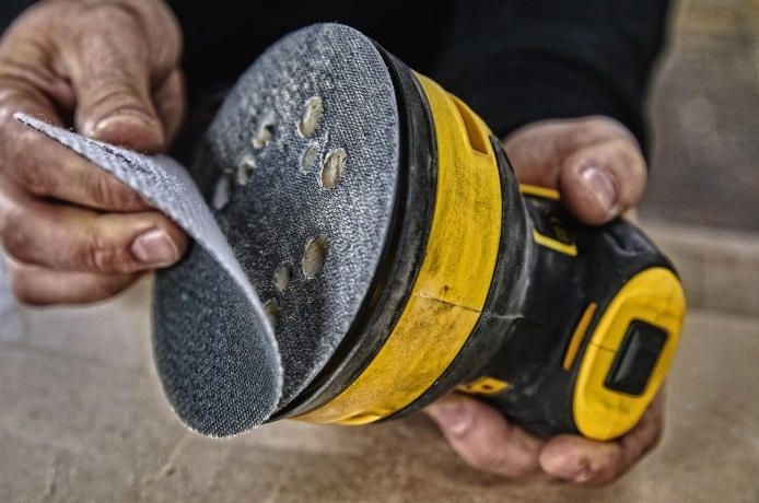 Шліфмашина ексцентрикова DeWalt 280Вт 8000-12000об·хв 125мм амплітуда 2.6мм 1.28кг