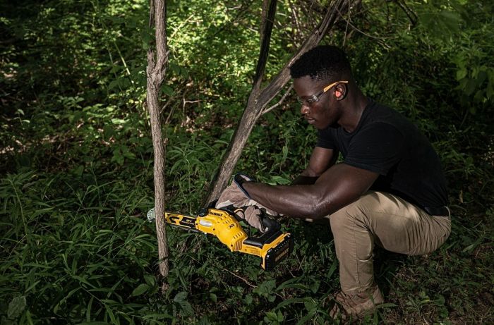 Пила ланцюгова акумуляторна DeWalt безщіткова 18В XR Li-lon 8.6м/с шина 20см 2.1кг без АКБ та ЗП