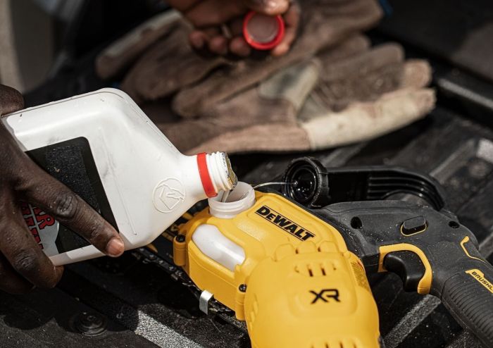 Пила ланцюгова акумуляторна DeWalt безщіткова 18В XR Li-lon 8.6м/с шина 20см 2.1кг без АКБ та ЗП