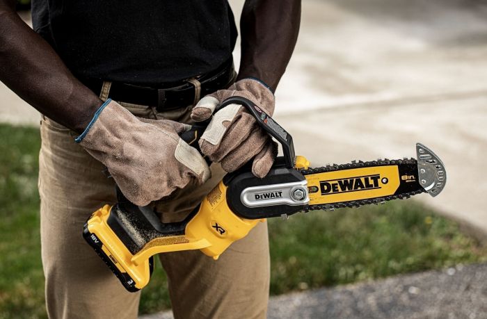Пила ланцюгова акумуляторна DeWalt безщіткова 18В XR Li-lon 8.6м/с шина 20см 2.1кг без АКБ та ЗП