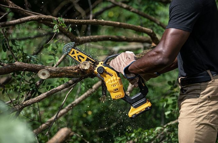 Пила ланцюгова акумуляторна DeWalt безщіткова 18В XR Li-lon 8.6м/с шина 20см 2.1кг без АКБ та ЗП