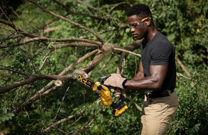 Пила ланцюгова акумуляторна DeWalt безщіткова 18В XR Li-lon 8.6м/с шина 20см 2.1кг без АКБ та ЗП